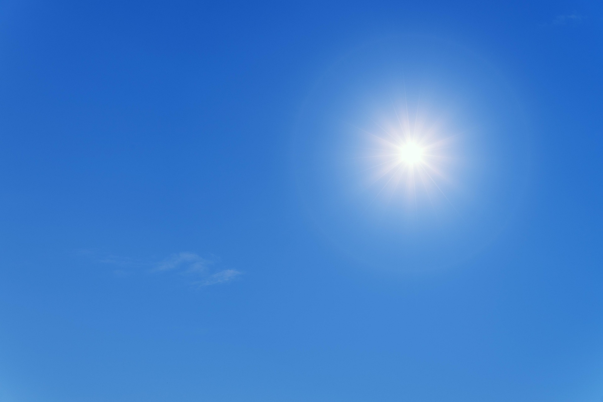 blauer Himmel mit einer Sonne