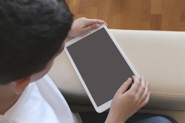 Schüler mit Tablet